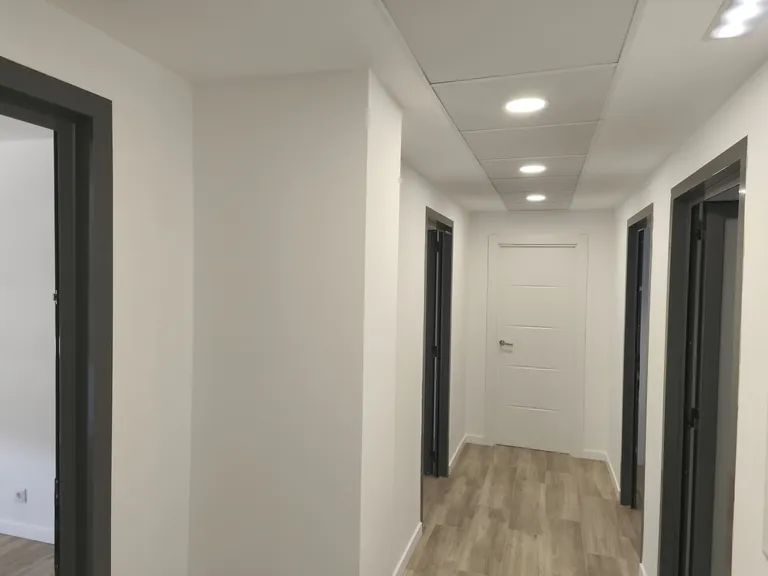 Pasillo distribuidor del centro de negocios con acceso a los despachos